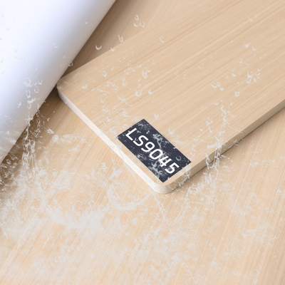 Qualidade A madeira contínua da grão da madeira da largura da decoração interior 1.22m folheia o painel de parede do PVC Fábrica